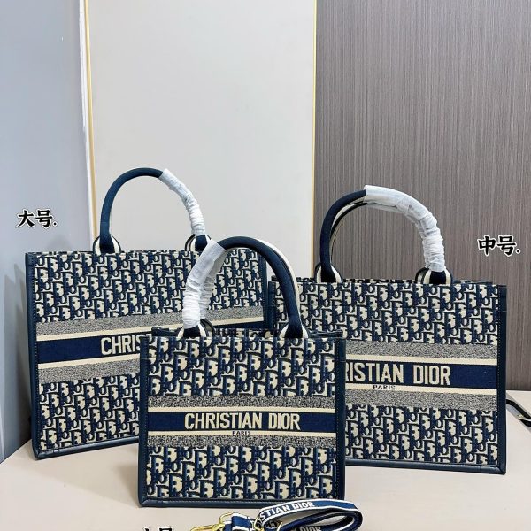 Dior's tote bag