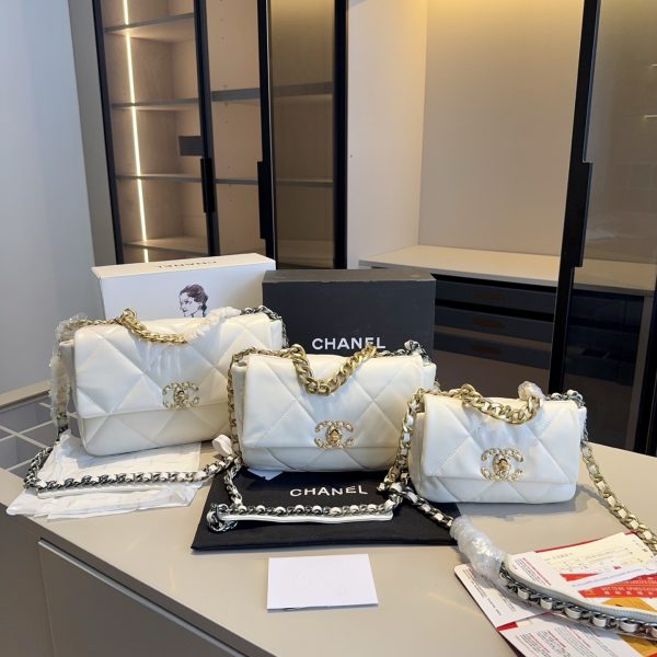 Chanel's popular 19bag series chain bag