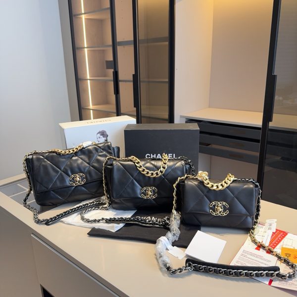 Chanel's popular 19bag series chain bag